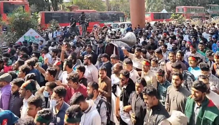 স্বরাষ্ট্র উপদেষ্টার কার্যালয় অভিমুখে ডাকসুর মার্চ