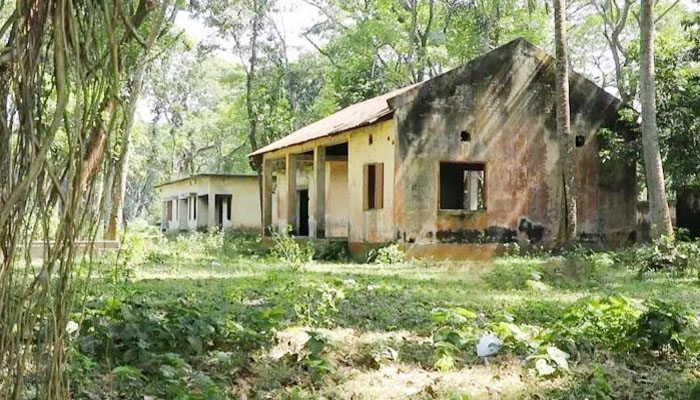 পাবনার একমাত্র মৎস্য প্রজনন কেন্দ্র এখন গো-চারণ ভূমি পাবনার একমাত্র মৎস্য প্রজনন কেন্দ্র এখন গো-চারণ ভূমি