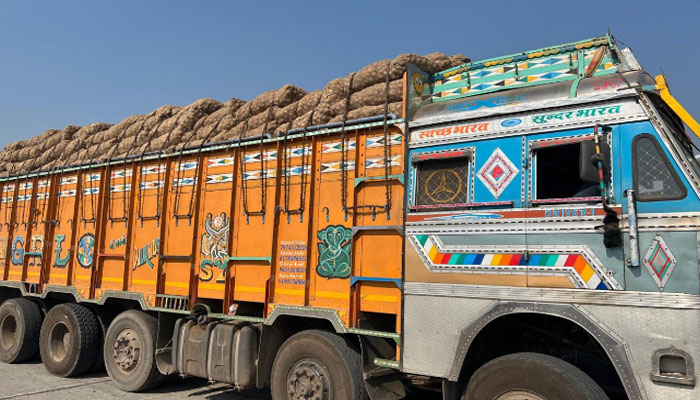 বেনাপোল বন্দর দিয়ে আসছে ভারতীয় পেঁয়াজ