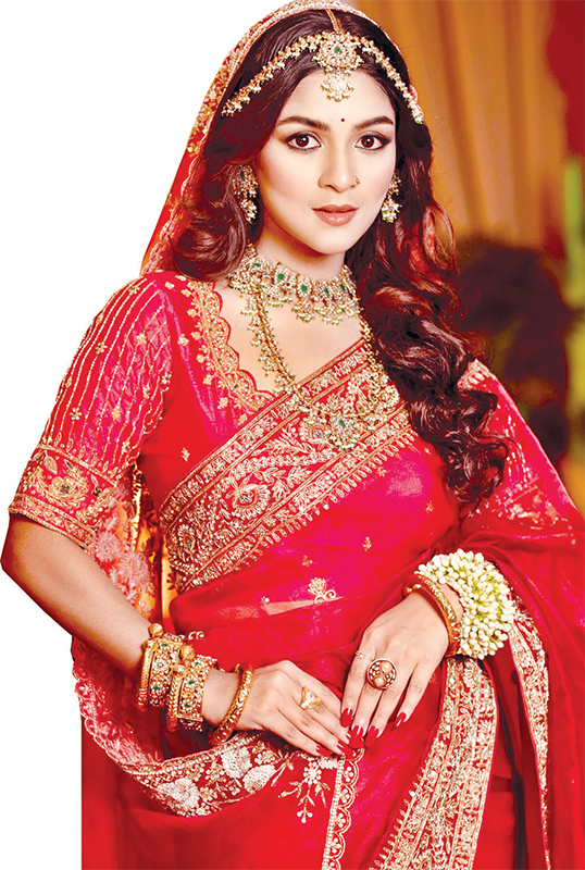 লাল বেনারসিতে ঝলমলে সাদিয়া আয়মান লাল বেনারসিতে ঝলমলে সাদিয়া আয়মান