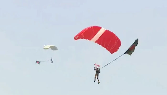 বিজয় দিবসে পতাকা হাতে প্যারাট্রুপিংয়ে বাংলাদেশের বিশ্বরেকর্ড বিজয় দিবসে পতাকা হাতে প্যারাট্রুপিংয়ে বাংলাদেশের বিশ্বরেকর্ড