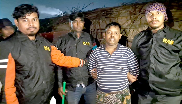 হাদিকে হত্যাচেষ্টা: সন্দেহভাজন ফয়সালের সহযোগী দাঁতভাঙা কবির গ্রেপ্তার হাদিকে হত্যাচেষ্টা: সন্দেহভাজন ফয়সালের সহযোগী দাঁতভাঙা কবির গ্রেপ্তার