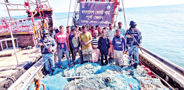 ট্রলিং বোট ও ট্রলিং জালসহ ১৬ জেলে আটক ট্রলিং বোট ও ট্রলিং জালসহ ১৬ জেলে আটক