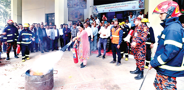 গ্রামীণ ব্যাংকের প্রধান কার্যালয়ে অগ্নি নির্বাপনী মহড়া অনুষ্ঠিত গ্রামীণ ব্যাংকের প্রধান কার্যালয়ে অগ্নি নির্বাপনী মহড়া অনুষ্ঠিত