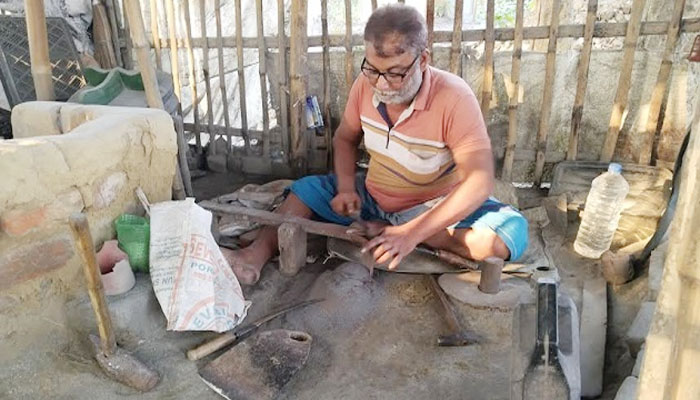 দামুড়হুদায় এখনও টিকে আছে কামারশিল্প দামুড়হুদায় এখনও টিকে আছে কামারশিল্প