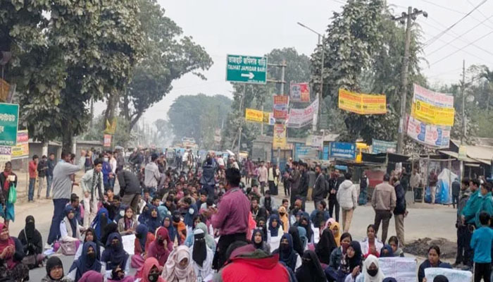 রংপুরে কৃষি ডিপ্লোমা শিক্ষার্থীদের সড়ক অবরোধ রংপুরে কৃষি ডিপ্লোমা শিক্ষার্থীদের সড়ক অবরোধ