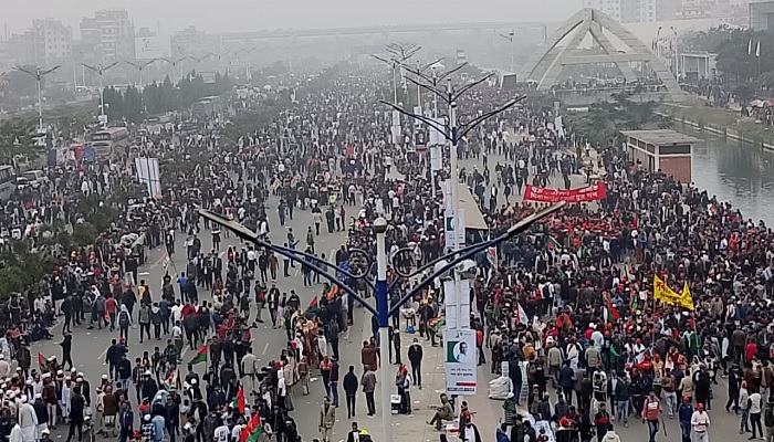 তারেক রহমানকে বরণে স্লোগানে প্রকম্পিত ৩০০ ফিট এলাকা তারেক রহমানকে বরণে স্লোগানে প্রকম্পিত ৩০০ ফিট এলাকা