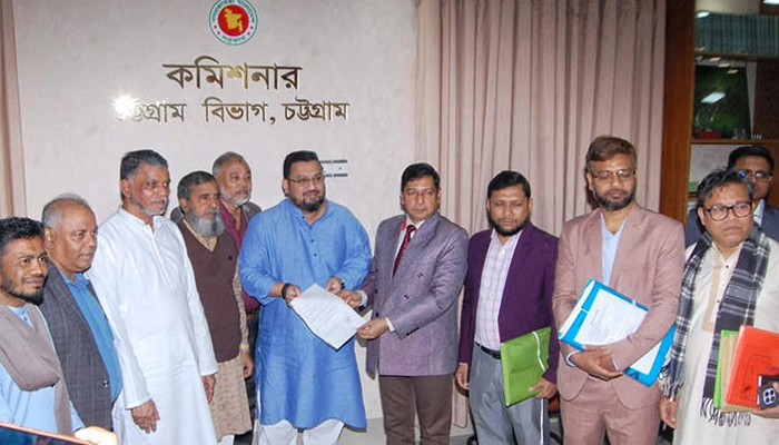 চট্টগ্রামে মনোনয়ন জমা দিয়েছেন মীর হেলাল চট্টগ্রামে মনোনয়ন জমা দিয়েছেন মীর হেলাল