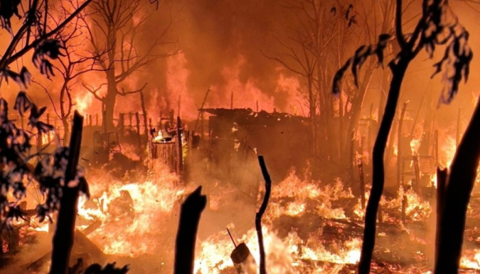 টেকনাফে রোহিঙ্গা ক্যাম্পে আগুন টেকনাফে রোহিঙ্গা ক্যাম্পে আগুন