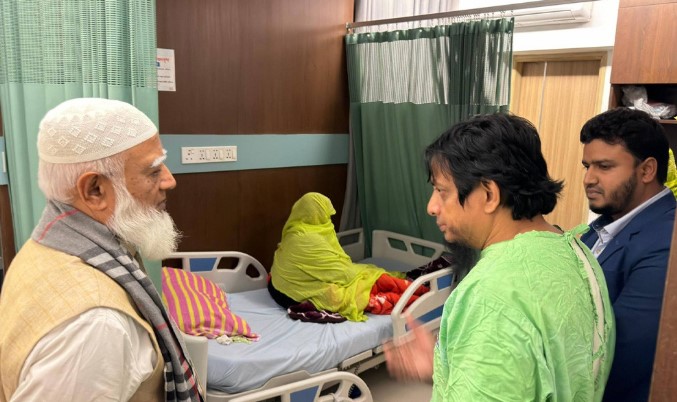 শহীদ হাদির মায়ের চিকিৎসার খোঁজ নিলেন জামায়াত আমির শহীদ হাদির মায়ের চিকিৎসার খোঁজ নিলেন জামায়াত আমির