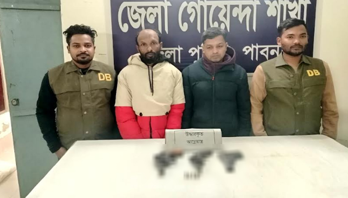 পাবনায় তিন অস্ত্র ও গুলিসহ গ্রেপ্তার ৪