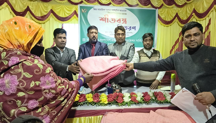 দর্শনায় অসহায় মানুষের মাঝে শীতবস্ত্র বিতরণ দর্শনায় অসহায় মানুষের মাঝে শীতবস্ত্র বিতরণ