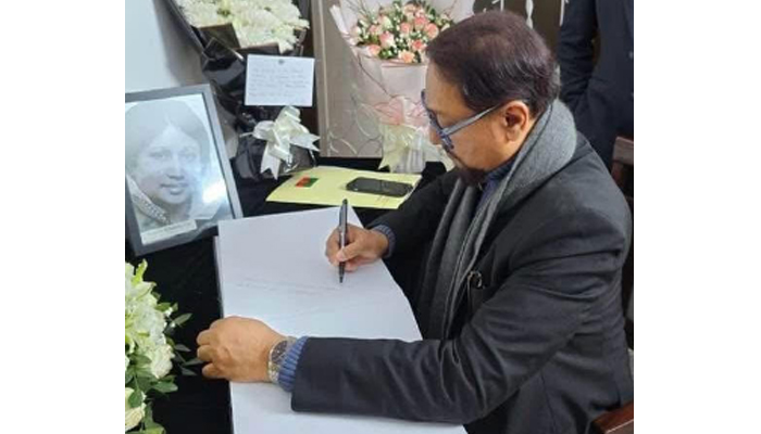 খালেদা জিয়ার প্রয়াণে খোলা শোক বইয়ে স্মৃতিকাতর চসিক মেয়র