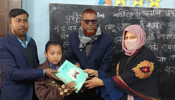 চুয়াডাঙ্গায় নতুন বছরের প্রথম দিনে বই পেয়ে আনন্দিত শিক্ষার্থীরা