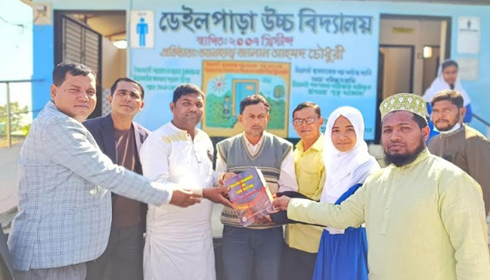 কক্সবাজারে নতুন বছরে বই পেয়ে উচ্ছ্বসিত শিক্ষার্থীরা