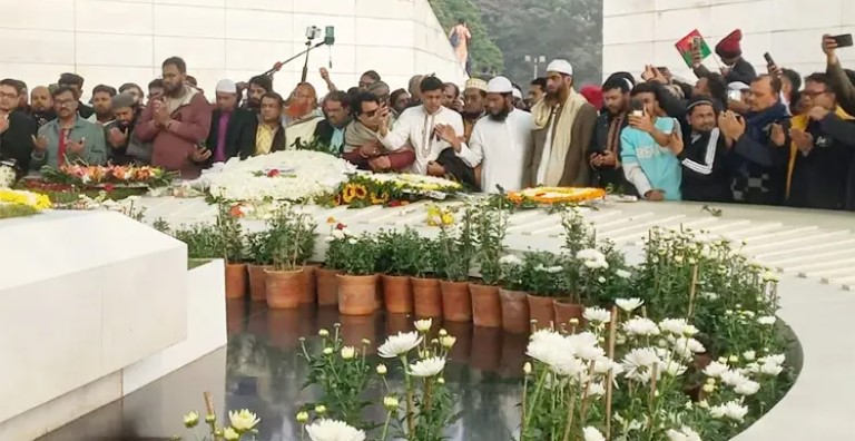 খালেদা জিয়ার কবর জিয়ারত করলেন মামুনুল হক খালেদা জিয়ার কবর জিয়ারত করলেন মামুনুল হক