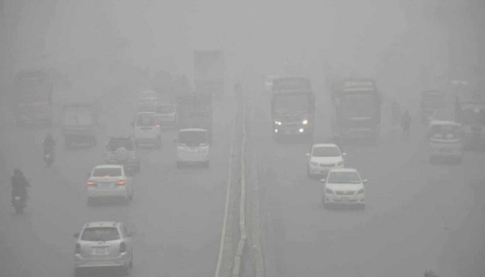 কুয়াশার চাদরে ঢাকা রাজধানী, শীত আরও বাড়ার আভাস কুয়াশার চাদরে ঢাকা রাজধানী, শীত আরও বাড়ার আভাস