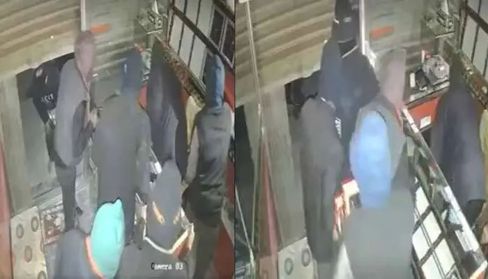 মোহাম্মদপুরে দোকান থেকে ৭০ ভরি সোনা, ৬০০ ভরি রূপা লুট মোহাম্মদপুরে দোকান থেকে ৭০ ভরি সোনা, ৬০০ ভরি রূপা লুট