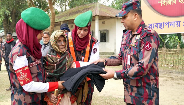 সীমান্তবর্তী এলাকায় শীতার্তদের মাঝে শীতবস্ত্র বিতরণ সীমান্তবর্তী এলাকায় শীতার্তদের মাঝে শীতবস্ত্র বিতরণ