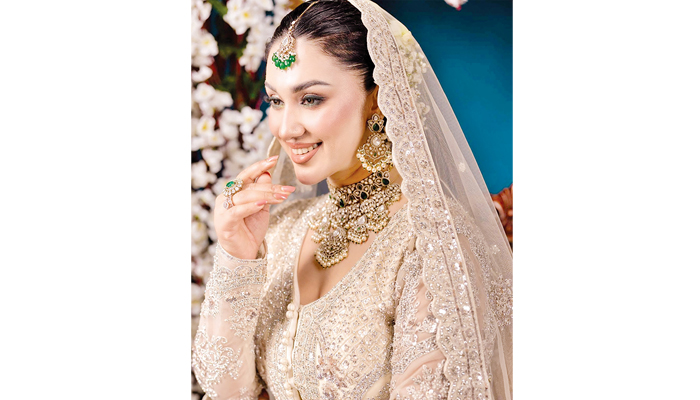 ব্রাইডাল ফটোশুটে নজর কাড়লেন অপু বিশ্বাস ব্রাইডাল ফটোশুটে নজর কাড়লেন অপু বিশ্বাস