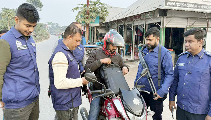 মতলব উত্তরে বিশেষ চেকপোস্ট বসিয়ে পুলিশের অভিযান মতলব উত্তরে বিশেষ চেকপোস্ট বসিয়ে পুলিশের অভিযান