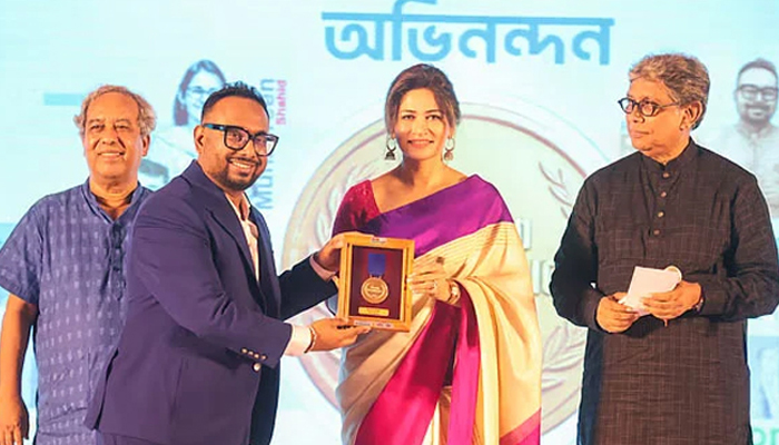 সম্মাননা পেলেন রায়হান রাফী সম্মাননা পেলেন রায়হান রাফী