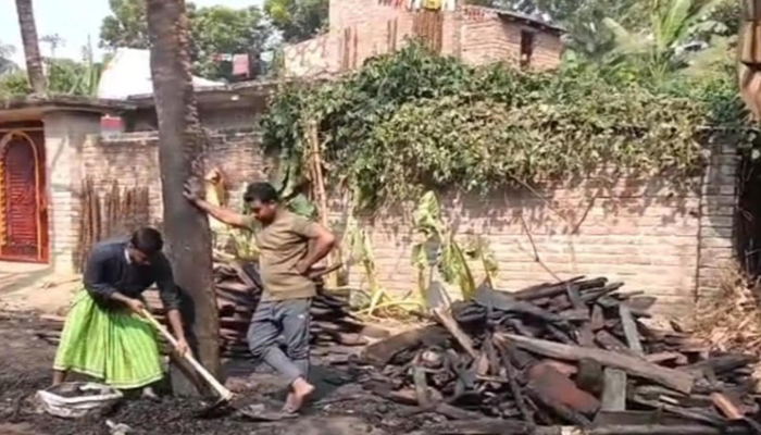 চুয়াডাঙ্গায় ফার্নিচারের দোকানে অগ্নিকাণ্ড, ২৫ লাখ টাকার ক্ষতি চুয়াডাঙ্গায় ফার্নিচারের দোকানে অগ্নিকাণ্ড, ২৫ লাখ টাকার ক্ষতি