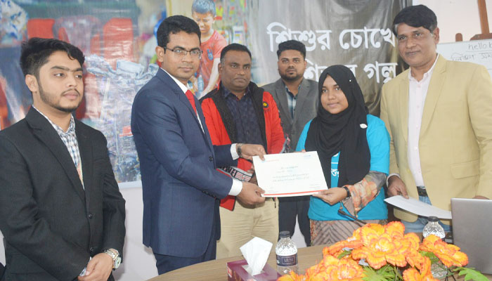 সিরাজগঞ্জে শিশু সাংবাদিকদের দুই দিনব্যাপী কর্মশালা অনুষ্ঠিত সিরাজগঞ্জে শিশু সাংবাদিকদের দুই দিনব্যাপী কর্মশালা অনুষ্ঠিত