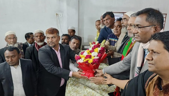 চাঁদপুরে আ. লীগ থেকে ২ শতাধিক নেতাকর্মীর বিএনপিতে যোগদান চাঁদপুরে আ. লীগ থেকে ২ শতাধিক নেতাকর্মীর বিএনপিতে যোগদান