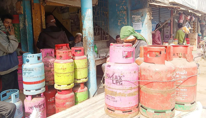 দিনাজপুরে এলপি গ্যাসের সংকট, বেড়েছে সিলিন্ডারের দাম দিনাজপুরে এলপি গ্যাসের সংকট, বেড়েছে সিলিন্ডারের দাম