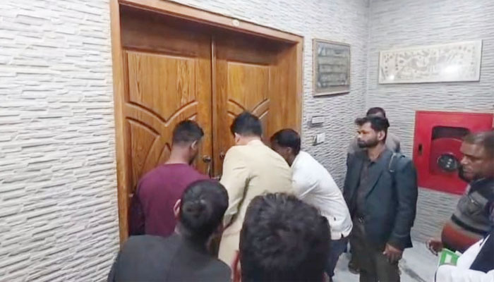 নারায়ণগঞ্জে জিয়াউল আহসান ও তার স্ত্রীর বাড়ির ফ্ল্যাট সিলগালা নারায়ণগঞ্জে জিয়াউল আহসান ও তার স্ত্রীর বাড়ির ফ্ল্যাট সিলগালা