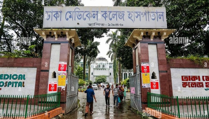 ঢামেকে রোগীর মৃত্যুর ঘটনায় চিকিৎসককে মারধর ঢামেকে রোগীর মৃত্যুর ঘটনায় চিকিৎসককে মারধর