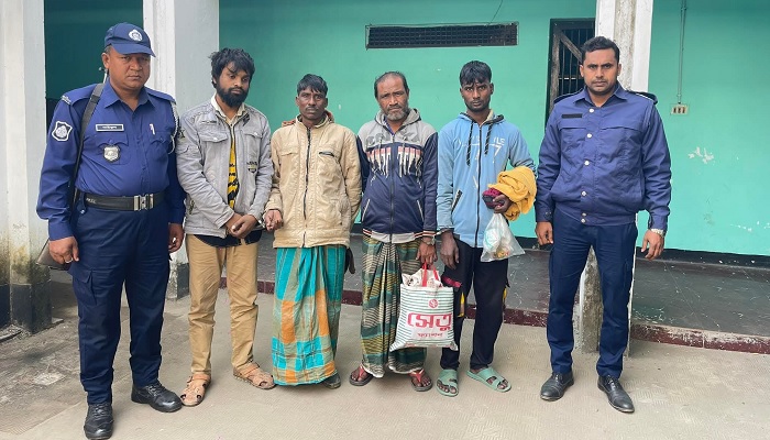 ধামরাইয়ে ‘ধর্ষণের গুজব’ ছড়ানো ডাকাতির ঘটনায় গ্রেপ্তার ৪ ধামরাইয়ে ‘ধর্ষণের গুজব’ ছড়ানো ডাকাতির ঘটনায় গ্রেপ্তার ৪