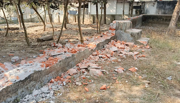 সিরাজগঞ্জে ঈদগাহ মাঠ নিয়ে ২ গোষ্ঠীর সংঘর্ষে আহত ৯ সিরাজগঞ্জে ঈদগাহ মাঠ নিয়ে ২ গোষ্ঠীর সংঘর্ষে আহত ৯