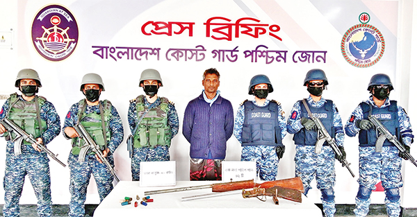 মোংলায় কোস্ট গার্ডের অভিযানে অস্ত্র ও গোলাবারুদসহ আটক এক মোংলায় কোস্ট গার্ডের অভিযানে অস্ত্র ও গোলাবারুদসহ আটক এক