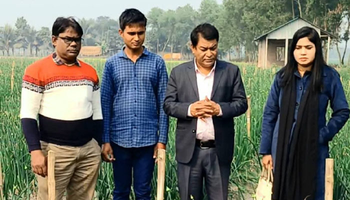 দিনাজপুরে পেঁয়াজ চাষিদের মুখে হাসি দিনাজপুরে পেঁয়াজ চাষিদের মুখে হাসি