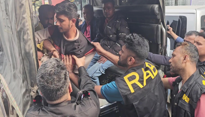 কিশোরগঞ্জ আঞ্চলিক পাসপোর্ট অফিসে ২০ দালাল আটক কিশোরগঞ্জ আঞ্চলিক পাসপোর্ট অফিসে ২০ দালাল আটক