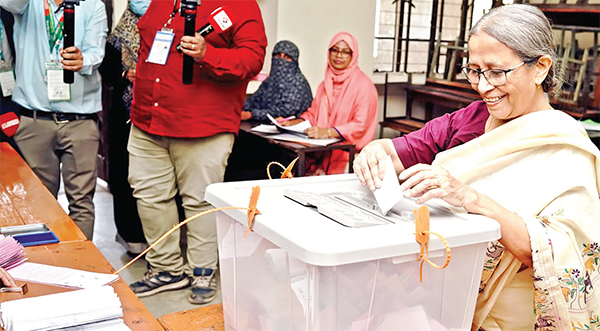 সরকারের সর্বাত্মক প্রচেষ্টায় স্বাধীনভাবে ভোট দিচ্ছেন ভোটাররা সরকারের সর্বাত্মক প্রচেষ্টায় স্বাধীনভাবে ভোট দিচ্ছেন ভোটাররা