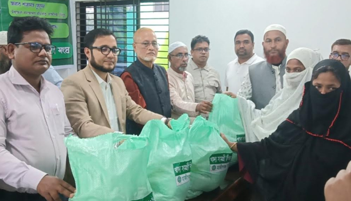 হাজীগঞ্জ রমজান উপলক্ষ্যে দুস্থ-অসহায়দের মাঝে খাদ্য সামগ্রী বিতরণ হাজীগঞ্জ রমজান উপলক্ষ্যে দুস্থ-অসহায়দের মাঝে খাদ্য সামগ্রী বিতরণ