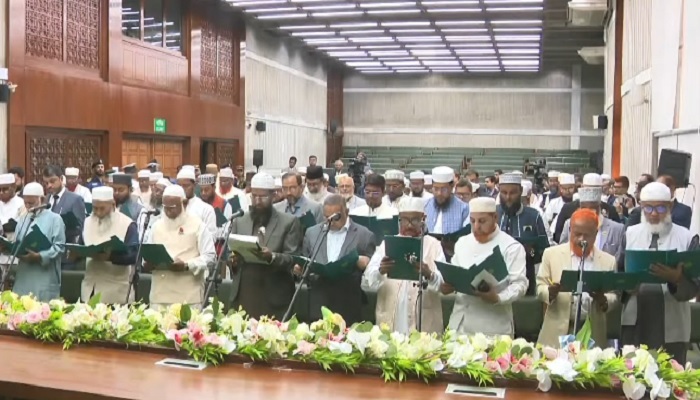 দুটি শপথ নিলেন জামায়াতসহ ১১ দলীয় জোটের সংসদ সদস্যরা দুটি শপথ নিলেন জামায়াতসহ ১১ দলীয় জোটের সংসদ সদস্যরা