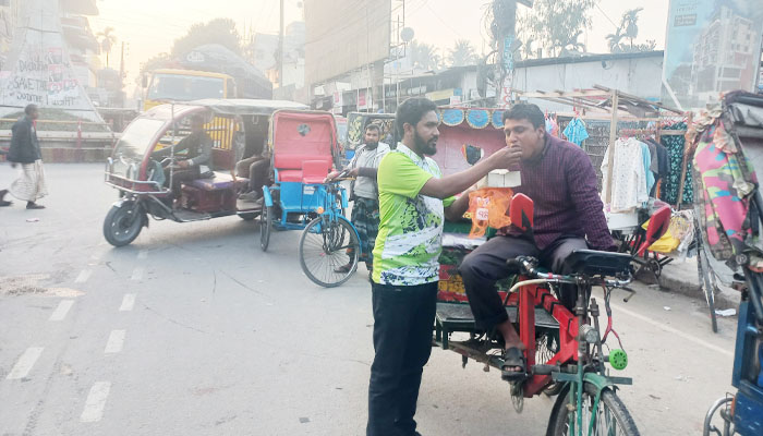 মন্ত্রী হলেন আসাদুল হাবিব দুলু, লালমনিরহাটে মিষ্টি বিতরণ মন্ত্রী হলেন আসাদুল হাবিব দুলু, লালমনিরহাটে মিষ্টি বিতরণ