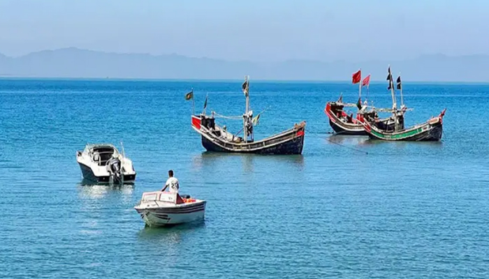 নাফ নদী থেকে ৫ জেলেকে ধরে নিয়ে গেছে আরাকান আর্মি নাফ নদী থেকে ৫ জেলেকে ধরে নিয়ে গেছে আরাকান আর্মি