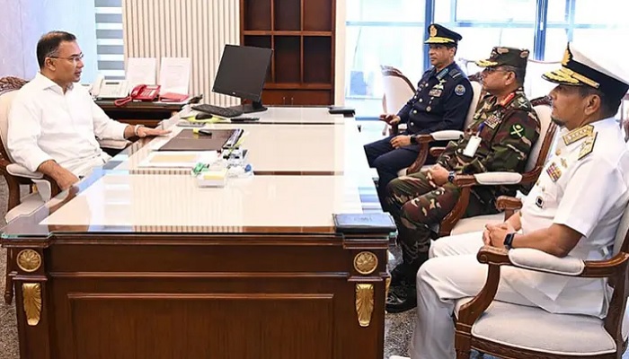 প্রধানমন্ত্রীর সঙ্গে তিন বাহিনী প্রধানের সাক্ষাৎ প্রধানমন্ত্রীর সঙ্গে তিন বাহিনী প্রধানের সাক্ষাৎ