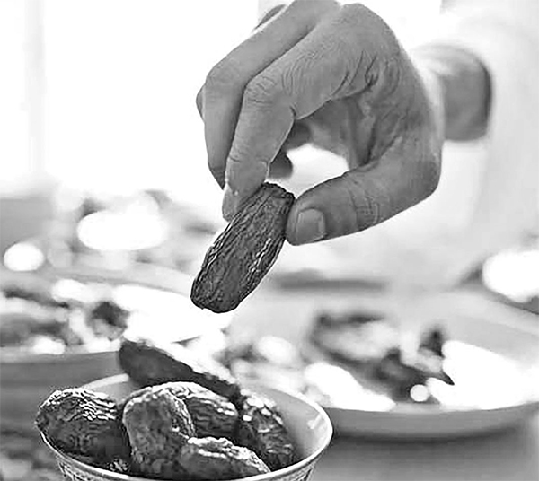 ইফতারের টেবিলে স্বস্তি নাকি দীর্ঘশ্বাস ইফতারের টেবিলে স্বস্তি নাকি দীর্ঘশ্বাস