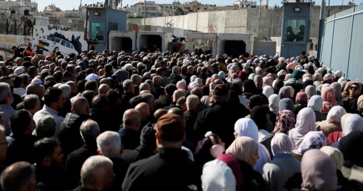 ইসরায়েলের বাধা উপেক্ষা করে আল-আকসায় জুমার নামাজে লাখো ফিলিস্তিনি ইসরায়েলের বাধা উপেক্ষা করে আল-আকসায় জুমার নামাজে লাখো ফিলিস্তিনি