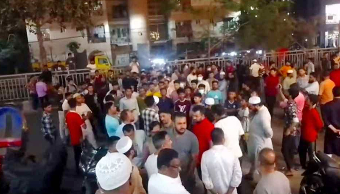 চাঁদাবাজির প্রতিবাদে আদাবর থানা ঘেরাও এলাকাবাসীর চাঁদাবাজির প্রতিবাদে আদাবর থানা ঘেরাও এলাকাবাসীর