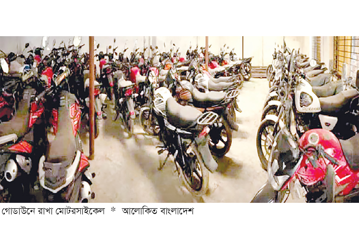 গোডাউনে লুকানো ৭৭টি আমেরিকান মোটরসাইকেল জব্দ গোডাউনে লুকানো ৭৭টি আমেরিকান মোটরসাইকেল জব্দ