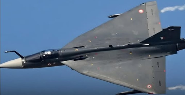 ফের ভেঙে পড়ল ভারতের অত্যাধুনিক যুদ্ধবিমান তেজস ফের ভেঙে পড়ল ভারতের অত্যাধুনিক যুদ্ধবিমান তেজস