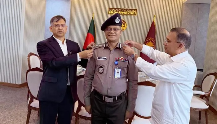 নতুন আইজিপিকে র্যাংক ব্যাজ পরালেন প্রধানমন্ত্রী নতুন আইজিপিকে র্যাংক ব্যাজ পরালেন প্রধানমন্ত্রী