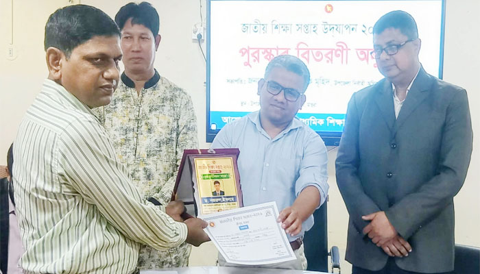 শ্রীপুরে জাতীয় শিক্ষা সপ্তাহ উপলক্ষে পুরস্কার বিতরণ শ্রীপুরে জাতীয় শিক্ষা সপ্তাহ উপলক্ষে পুরস্কার বিতরণ